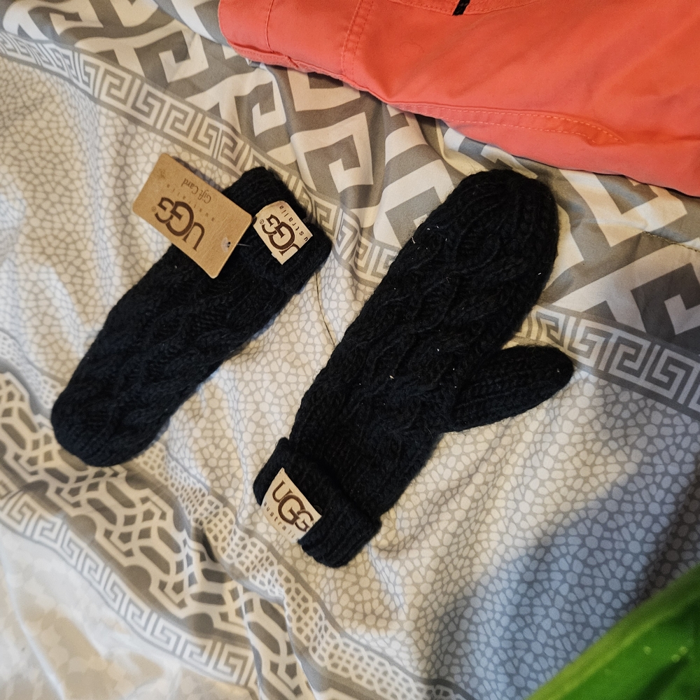 UGG Black Knit Mittens